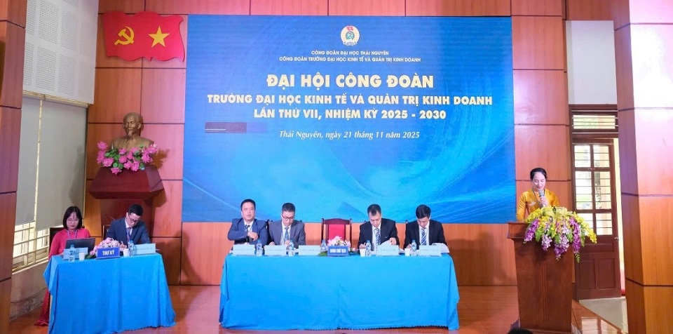 Đoàn Chủ tịch và Đoàn thư ký làm việc trong Đại hội